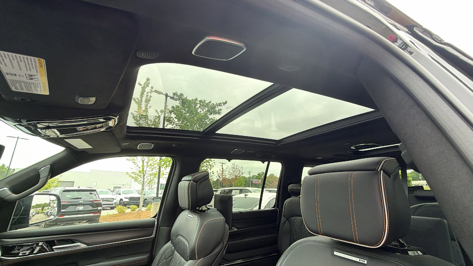 Used 2025 Jeep Grand Wagoneer Series III w/ Rear Seat Video Group 1 AWD/4WD image 18