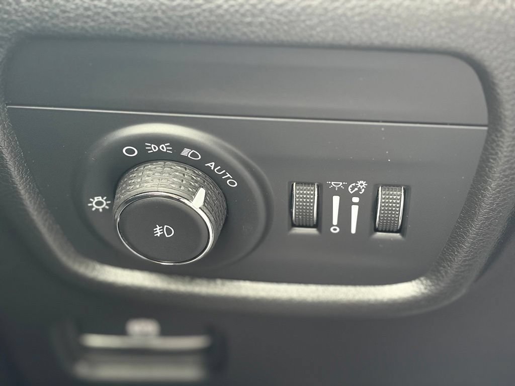 Used 2025 Jeep Grand Cherokee Limited AWD/4WD image 32