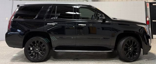 Used 2020 Cadillac Escalade Luxury w/ Escalade Sport Edition AWD/4WD image 7
