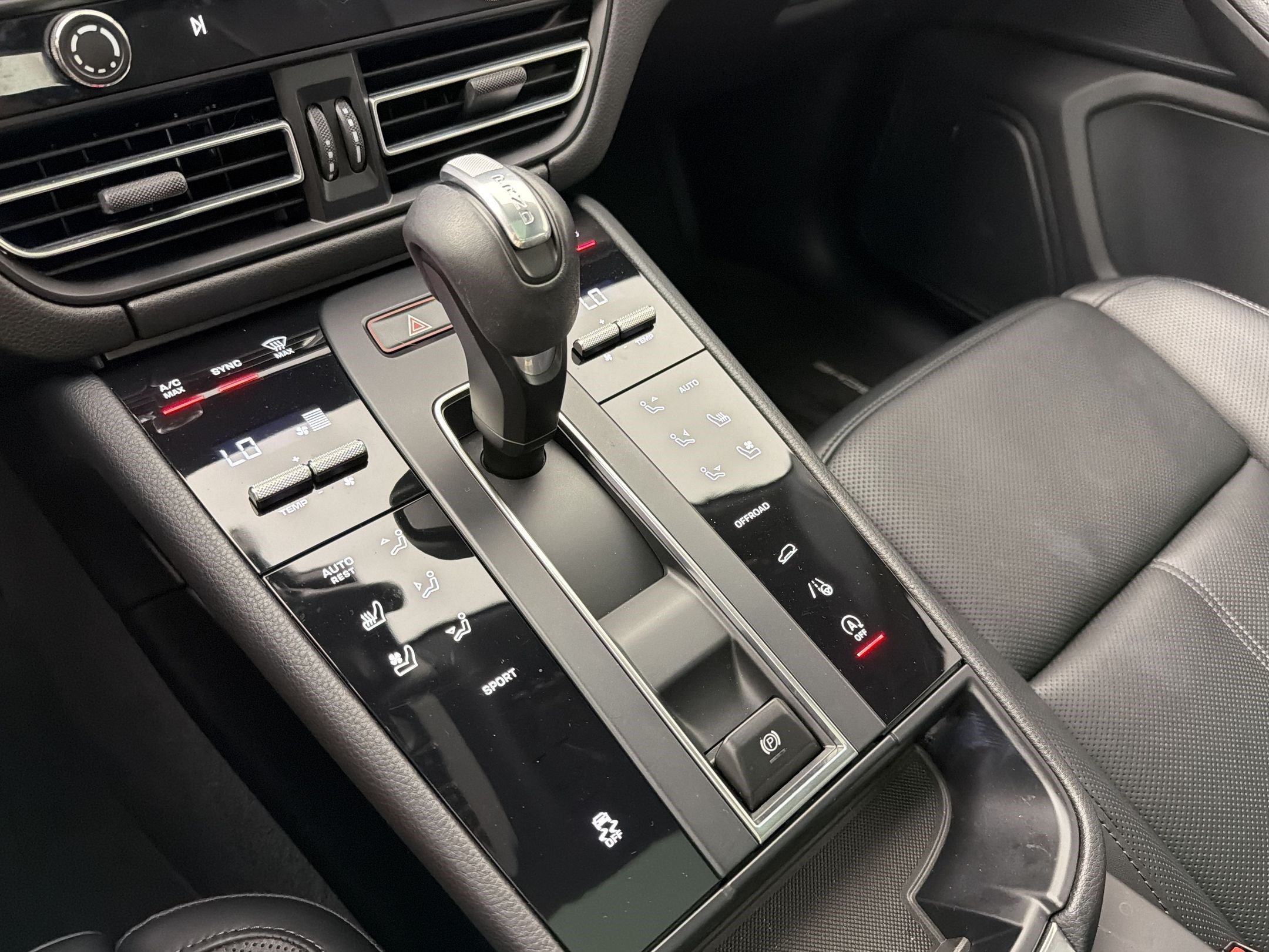 Certified 2024 Porsche Macan AWD/4WD image 22