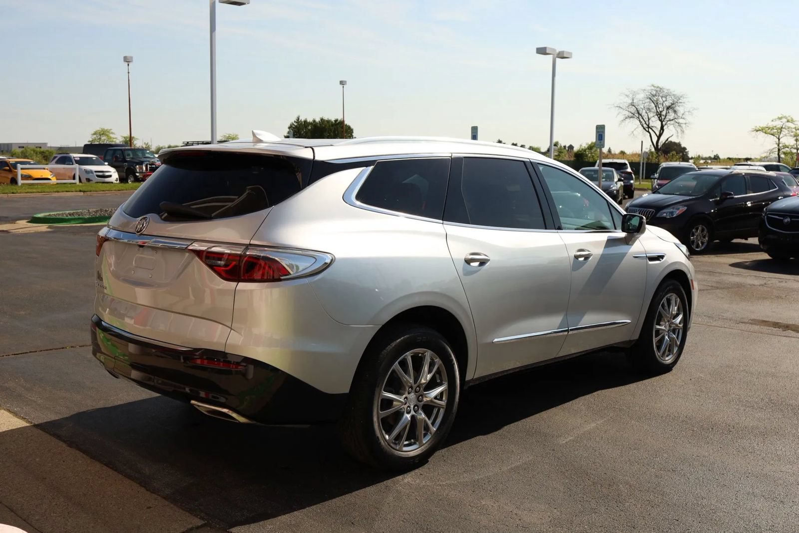 Used 2022 Buick Enclave Essence w/ Experience Buick Package AWD/4WD image 5