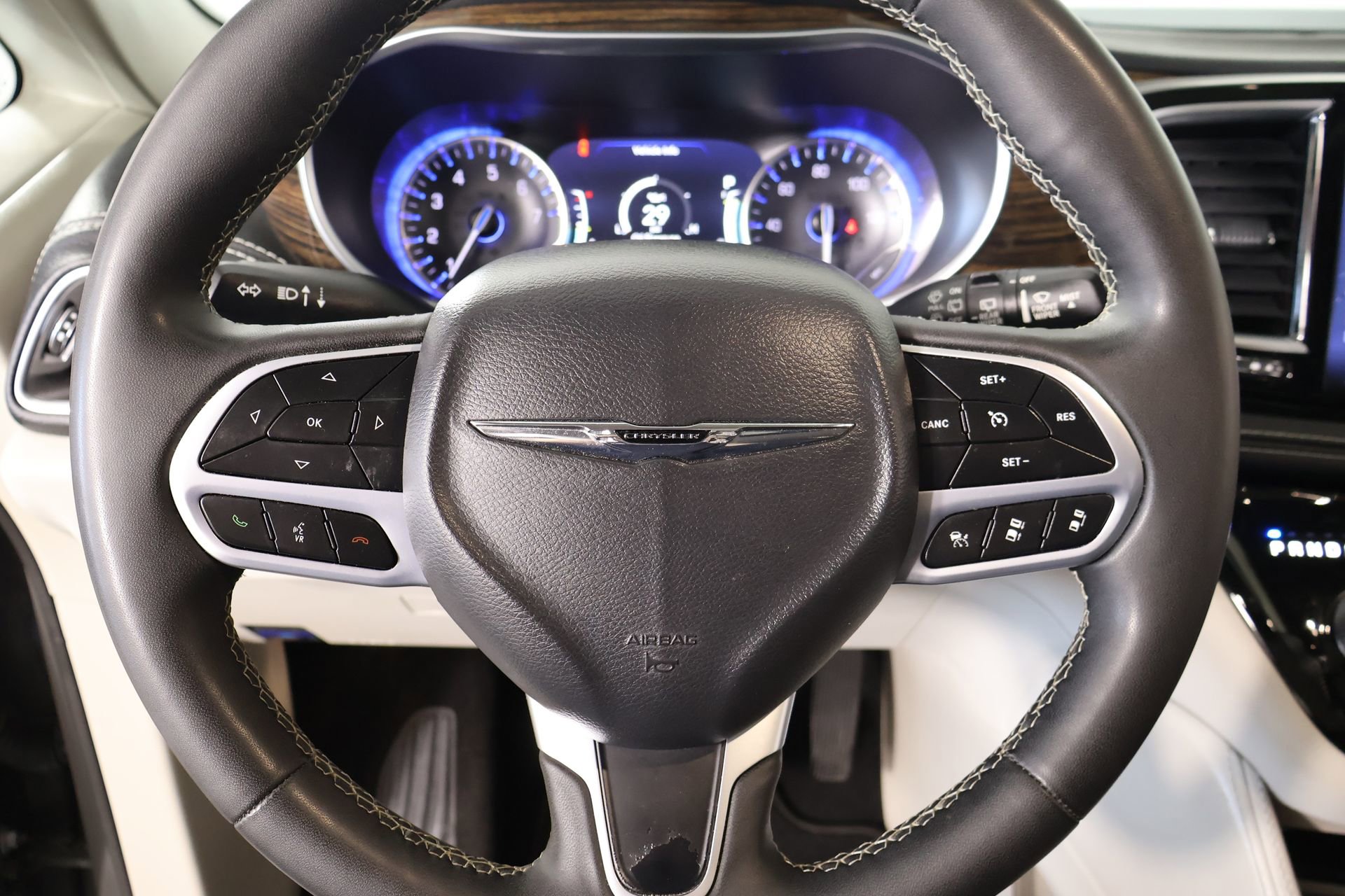 Used 2023 Chrysler Pacifica Limited image 3