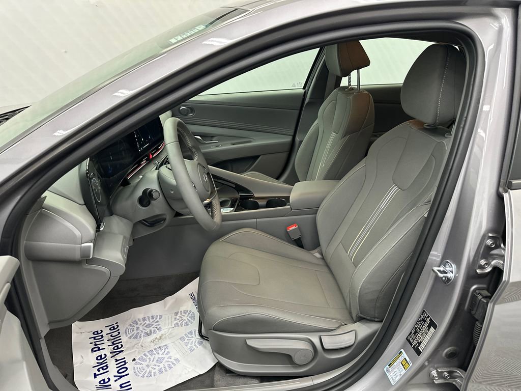 Used 2025 Hyundai Elantra SEL FWD image 9