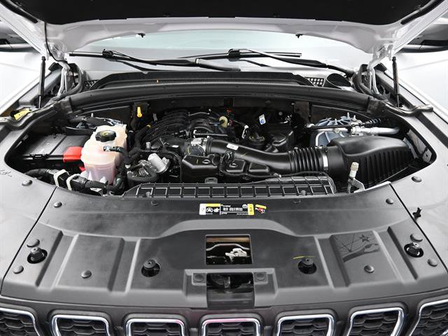 Used 2025 Jeep Grand Cherokee Laredo X image 23