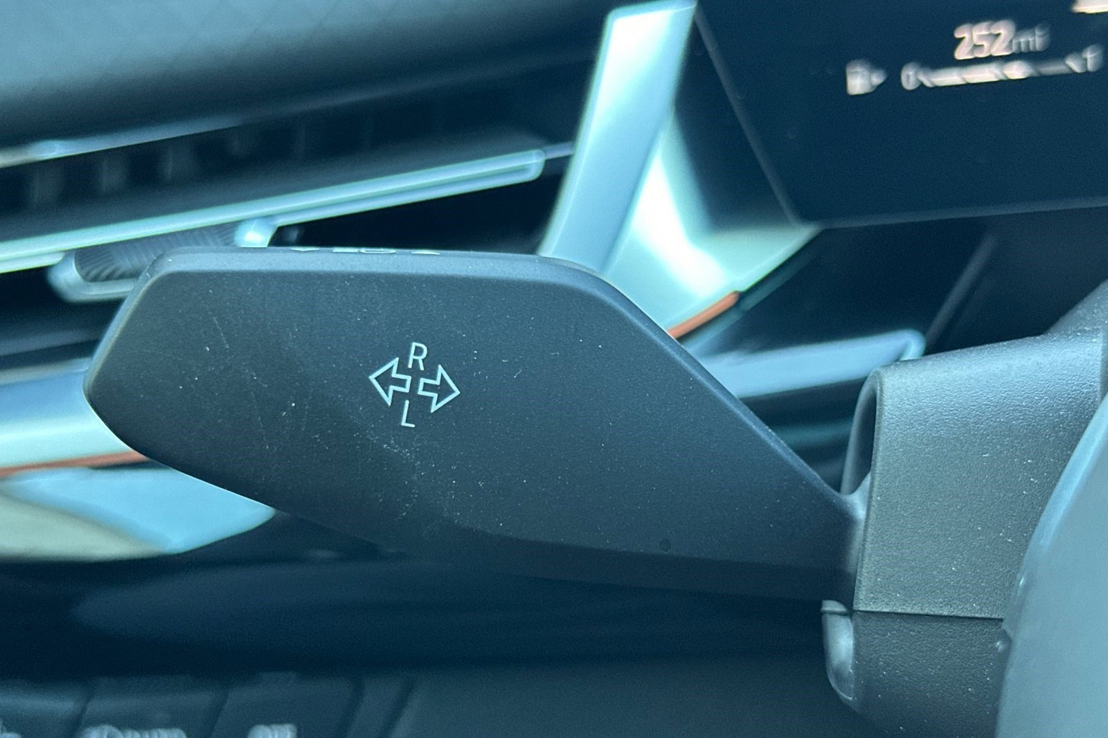 Used 2025 BMW X2 xDrive28i w/ Premium Package image 32