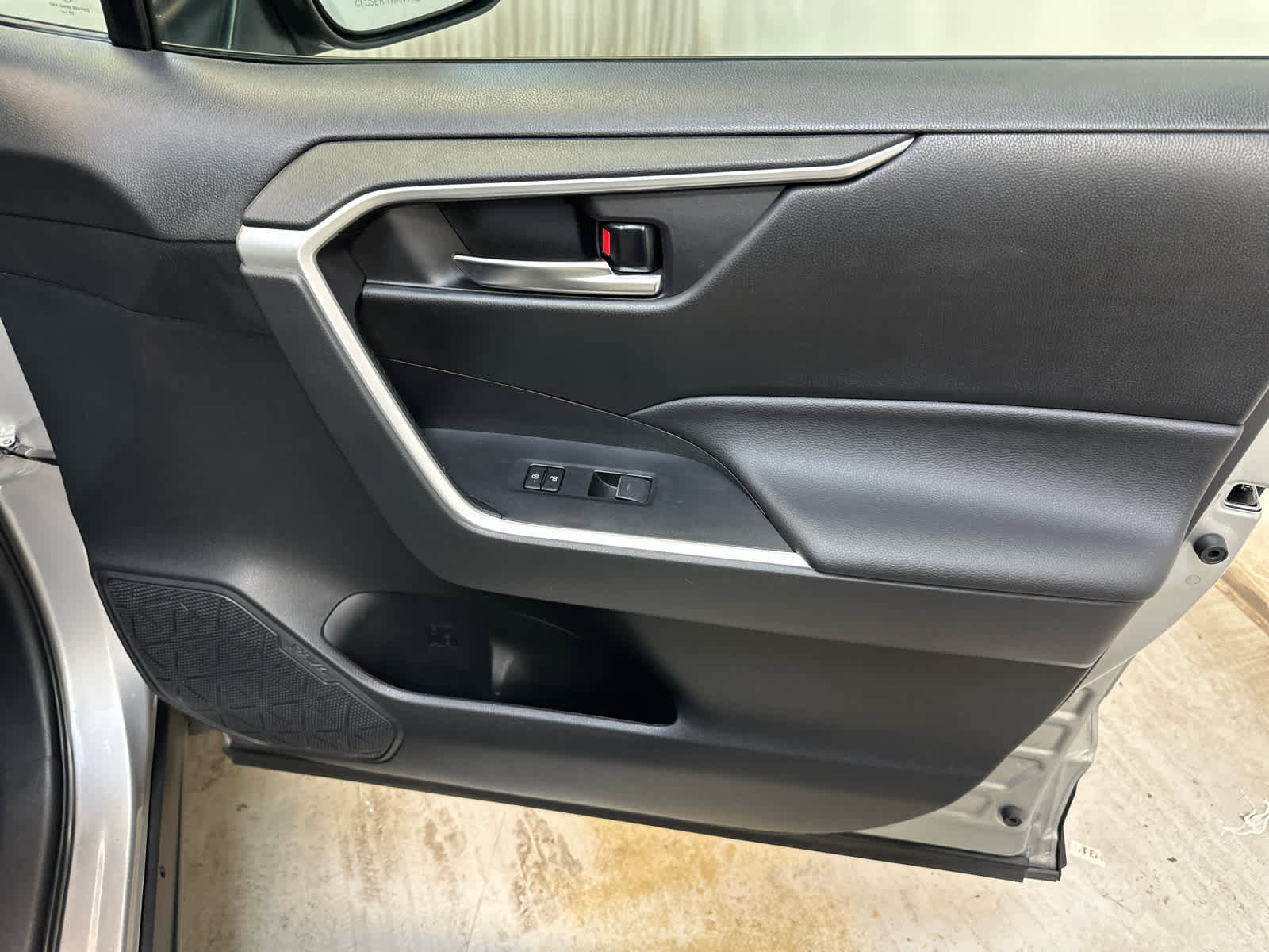 Used 2024 Toyota RAV4 XLE image 27