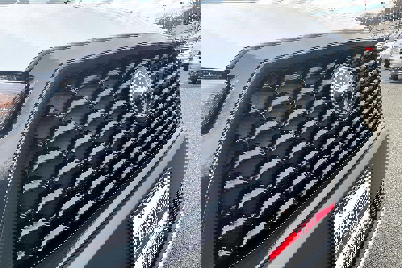 Used 2024 Toyota Corolla Cross L image 27