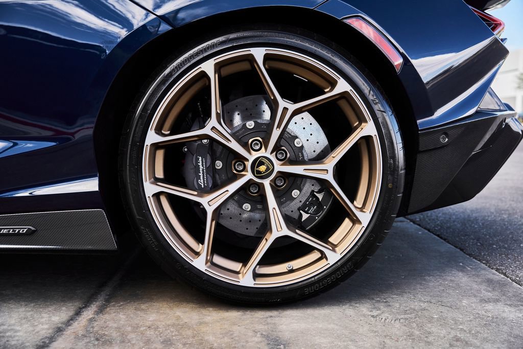 Used 2025 Lamborghini Revuelto AWD/4WD image 34