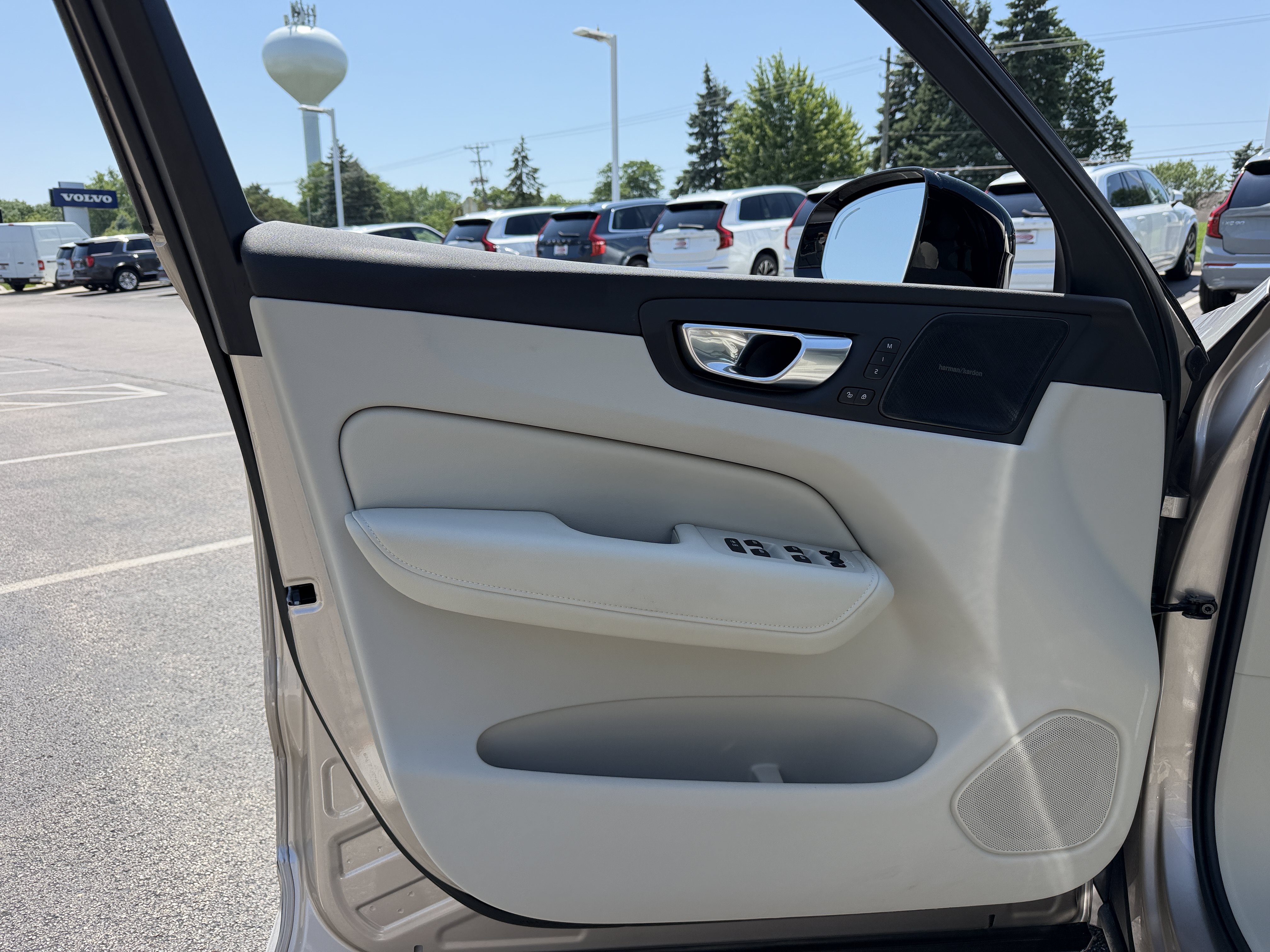Used 2025 Volvo XC60 T8 Ultra w/ Protection Package Premier AWD/4WD image 7