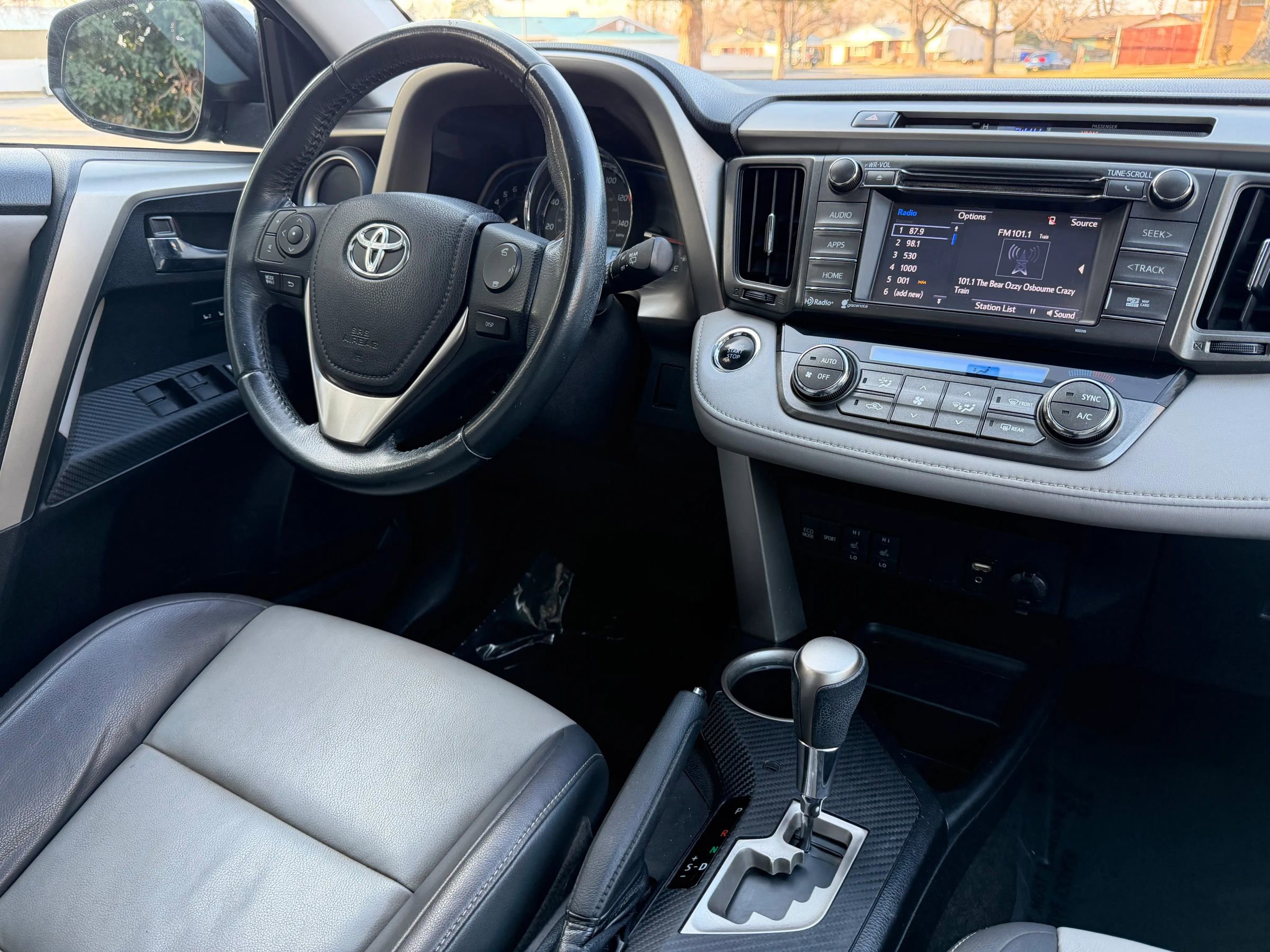 Used 2015 Toyota RAV4 Limited image 26