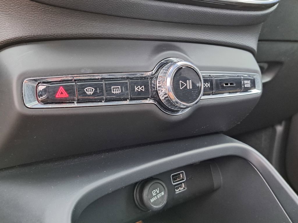 Used 2022 Volvo XC40 T5 R-Design w/ Advanced Package image 13