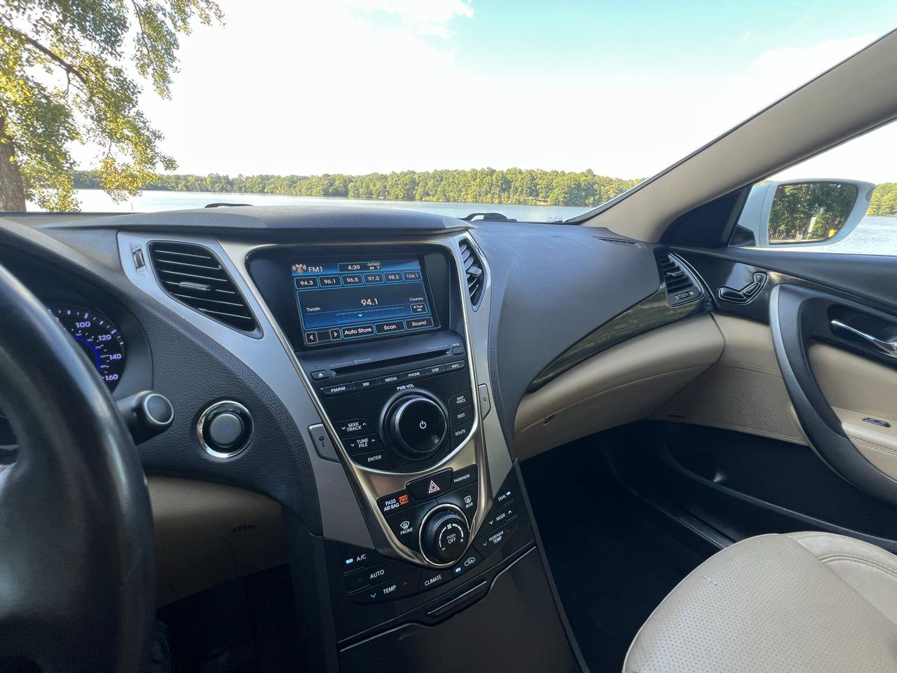 Used 2013 Hyundai Azera FWD image 17