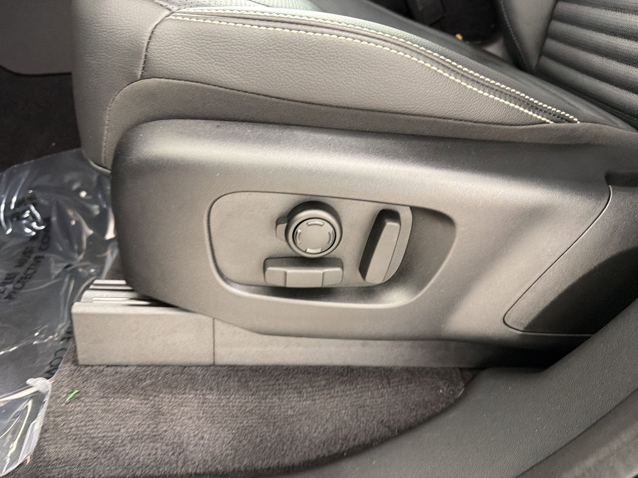 Used 2025 Land Rover Discovery Dynamic SE image 13