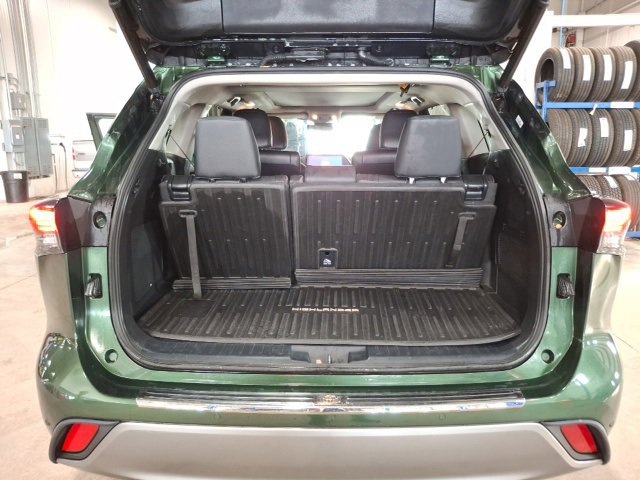 Used 2023 Toyota Highlander Platinum image 11