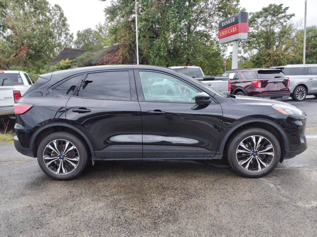 Used 2022 Ford Escape SE w/ SE Sport Appearance Package image 2