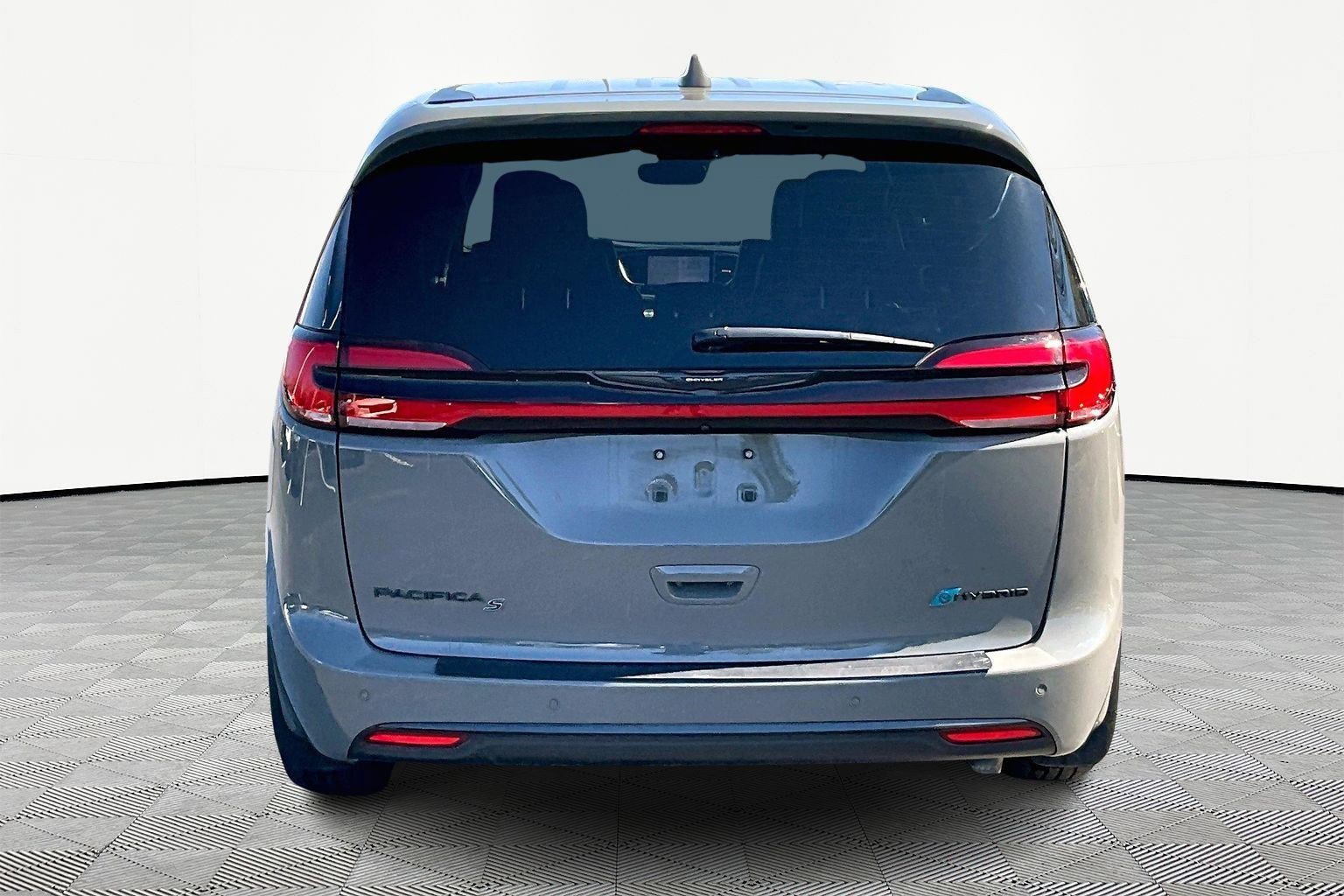 Used 2022 Chrysler Pacifica Limited w/ Uconnect Theater Family Group image 5