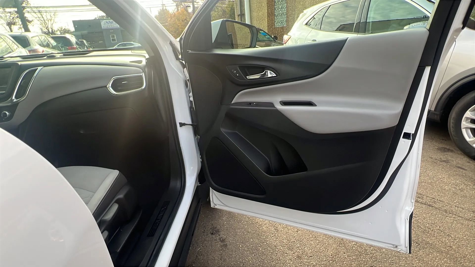 Used 2020 Chevrolet Equinox LT w/ Driver Convenience Package image 27