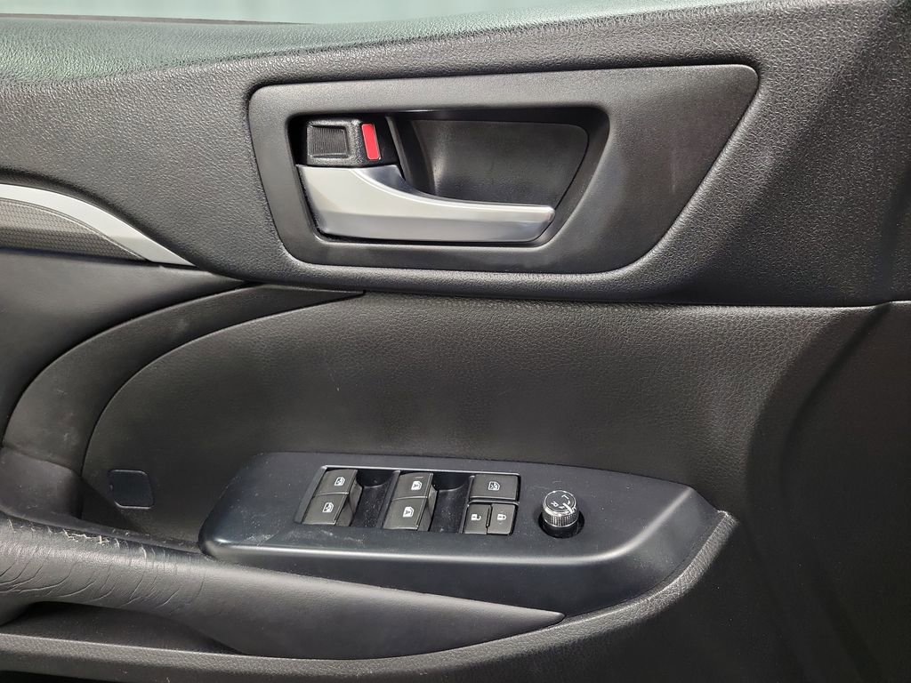 Used 2018 Toyota Highlander SE image 20