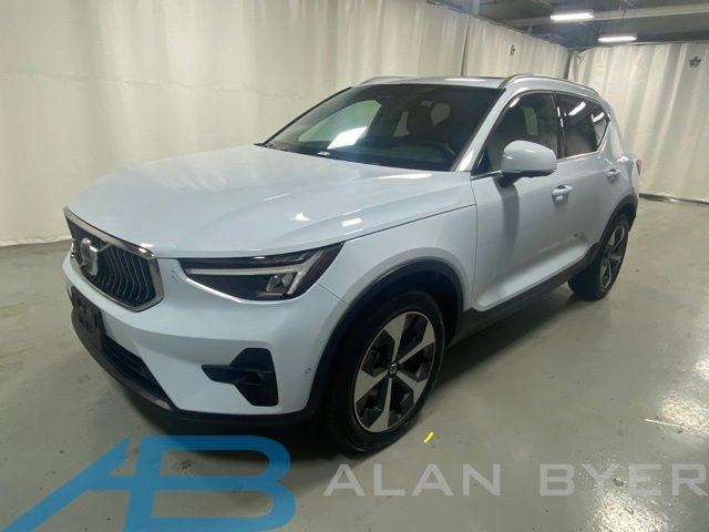 Used 2025 Volvo XC40 B5 Plus AWD/4WD image 1