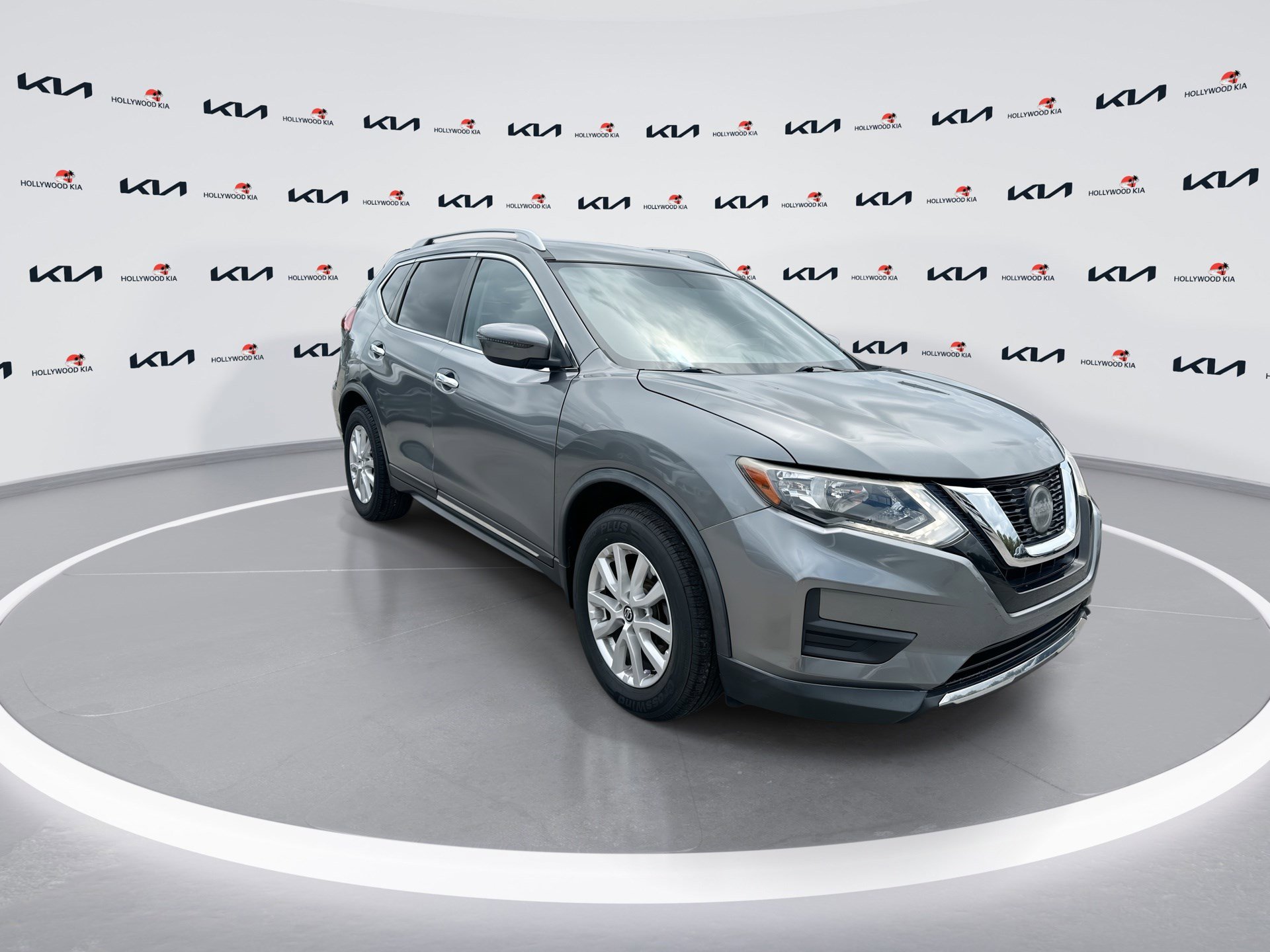Used 2018 Nissan Rogue SV FWD image 2