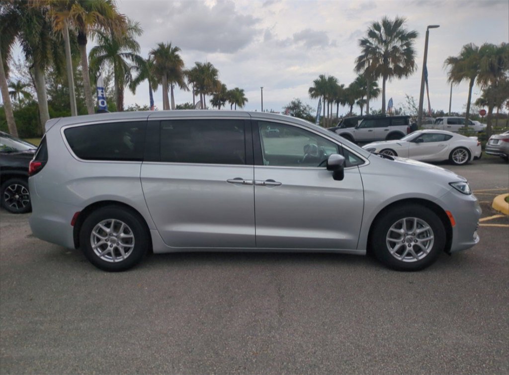 Used 2023 Chrysler Pacifica Touring-L image 4