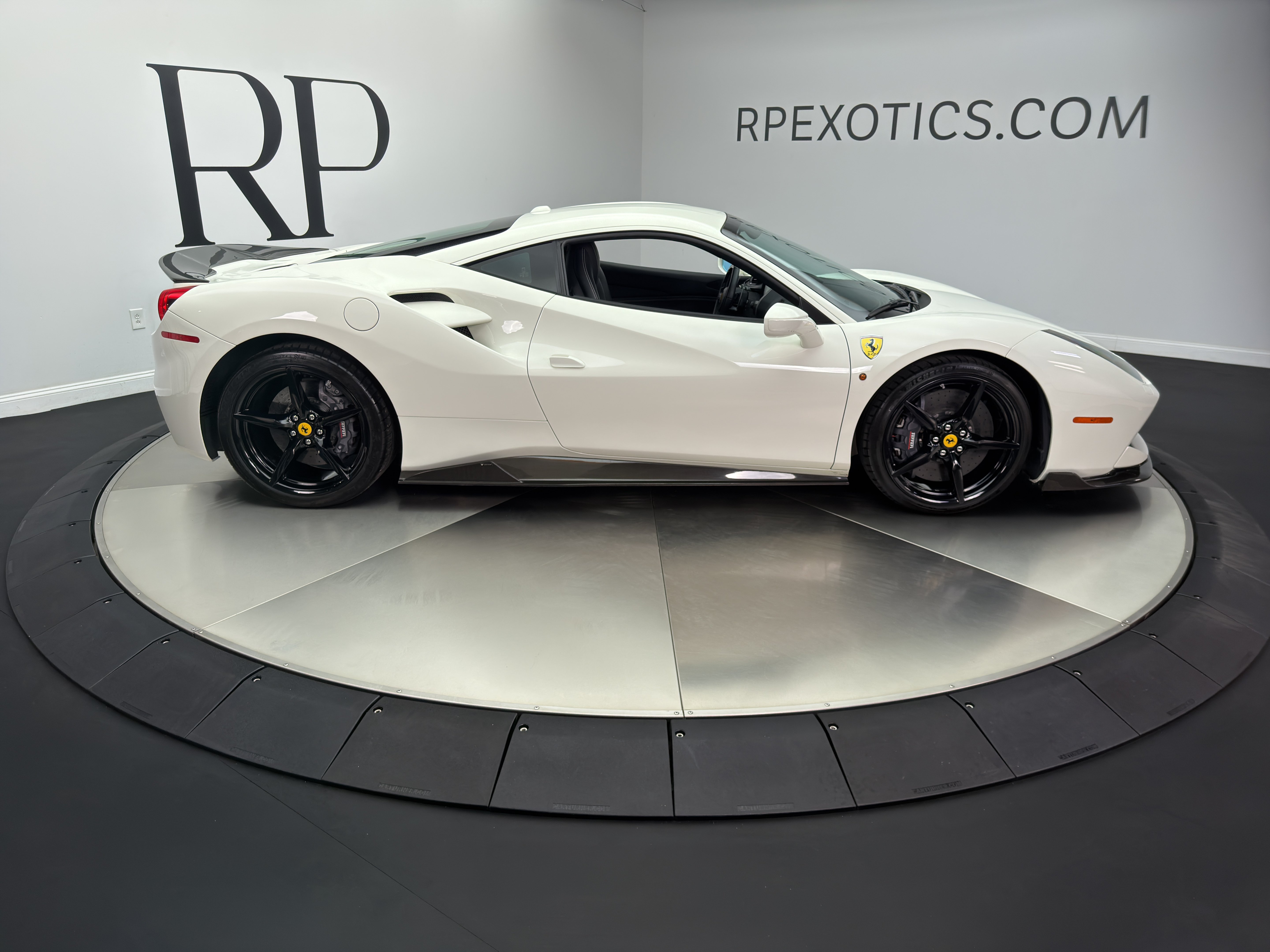 Used 2019 Ferrari 488 GTB RWD image 13