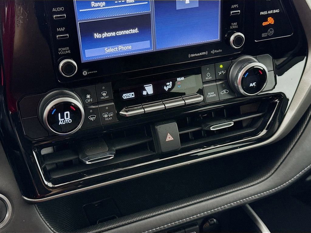 Used 2021 Toyota Highlander LE FWD image 15
