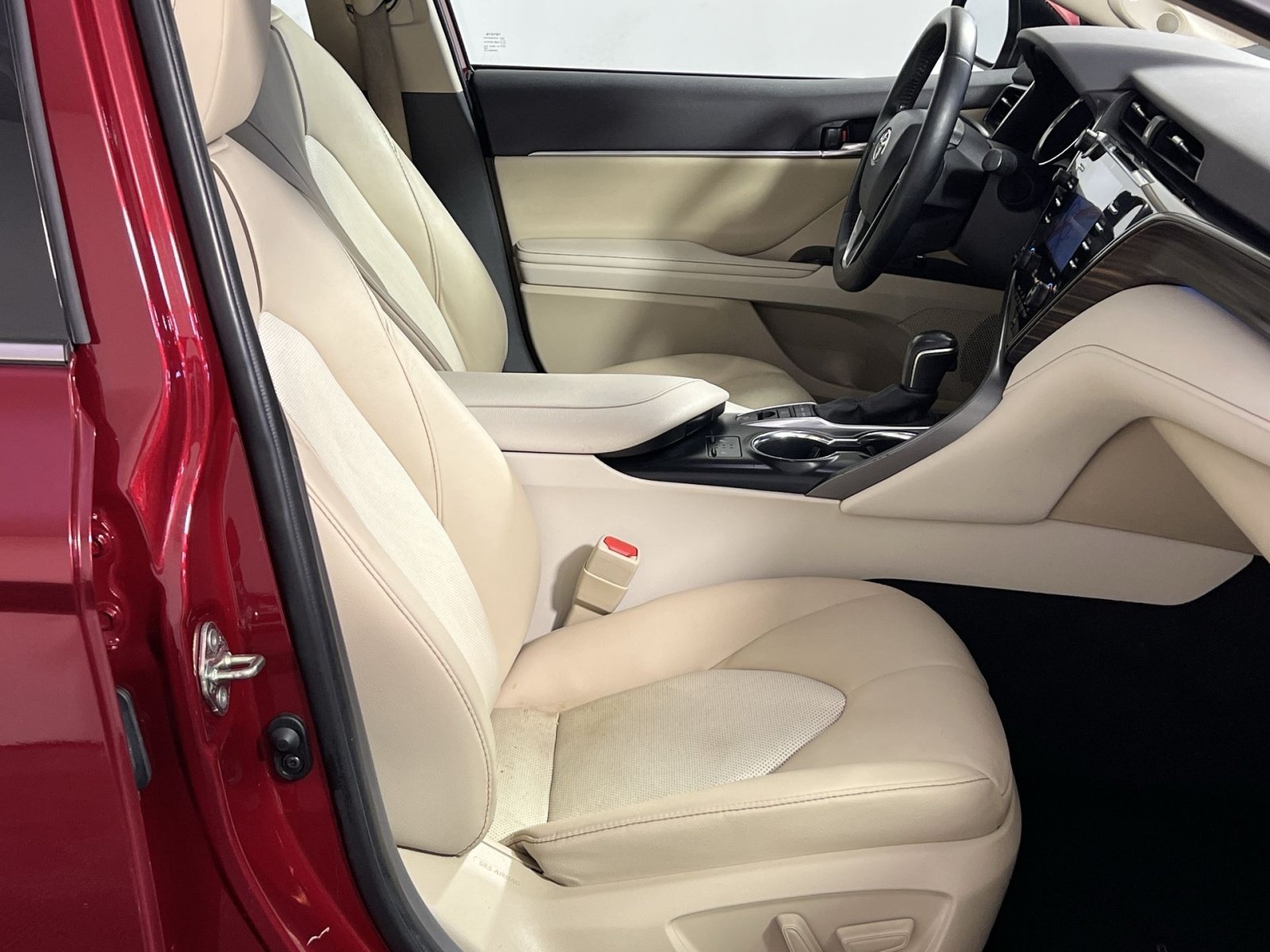Used 2020 Toyota Camry XLE w/ Navigation Package FWD image 28