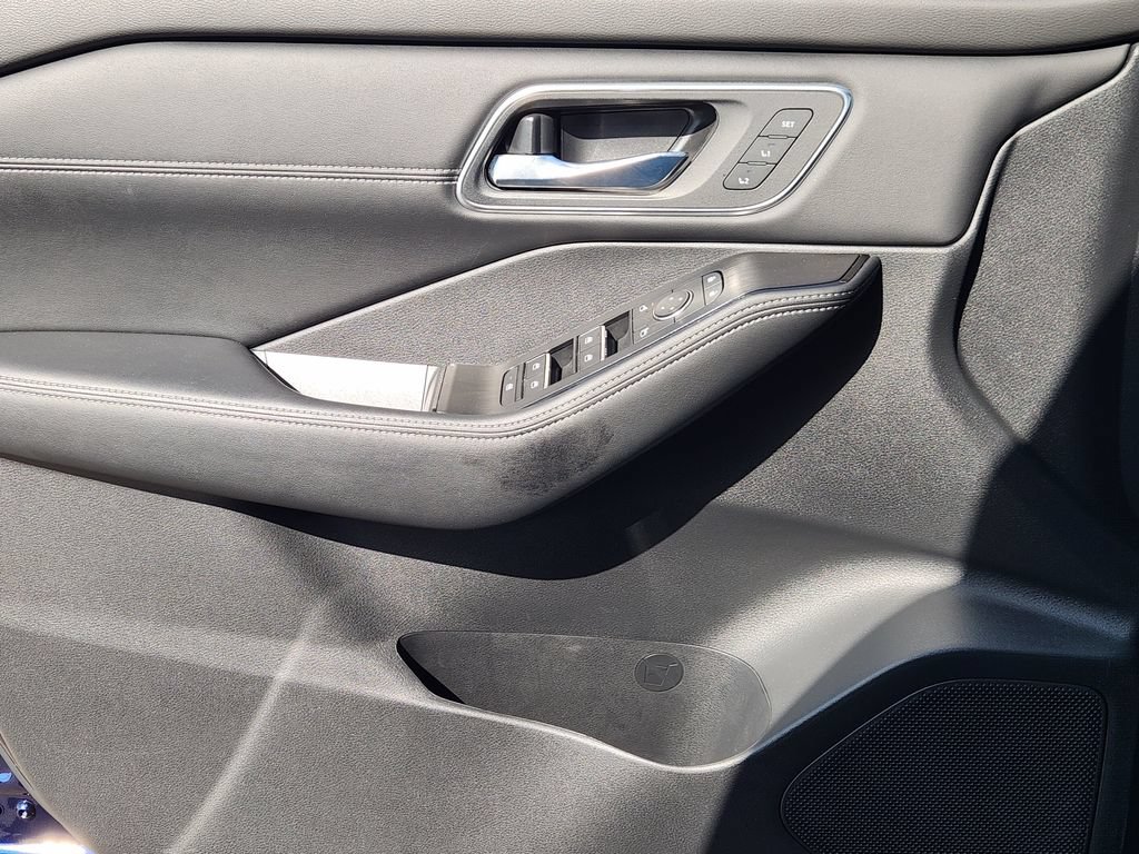 Used 2025 Nissan Rogue Platinum w/ Platinum Premium Package FWD image 17