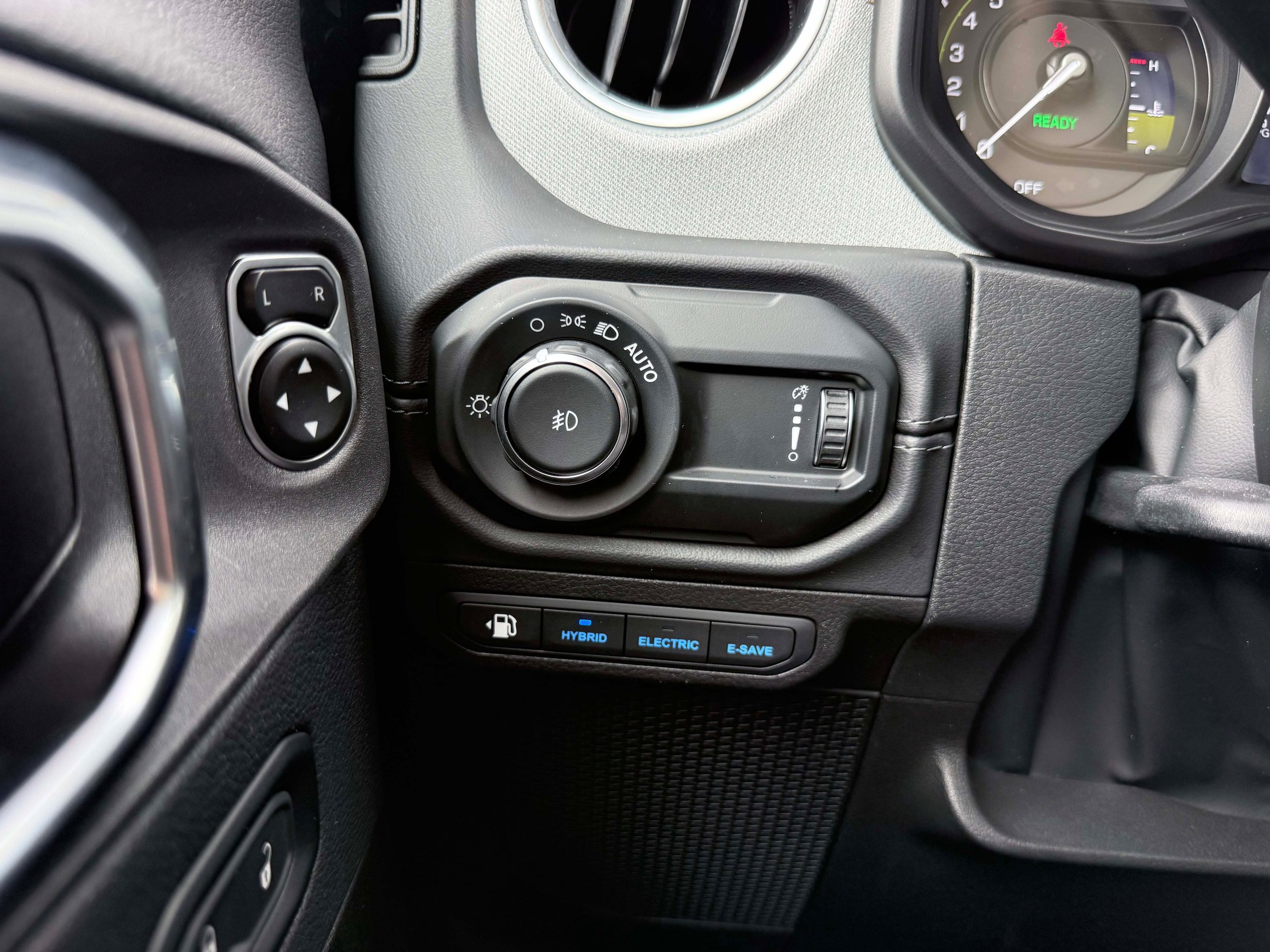 Used 2025 Jeep Wrangler Unlimited Sahara AWD/4WD image 17