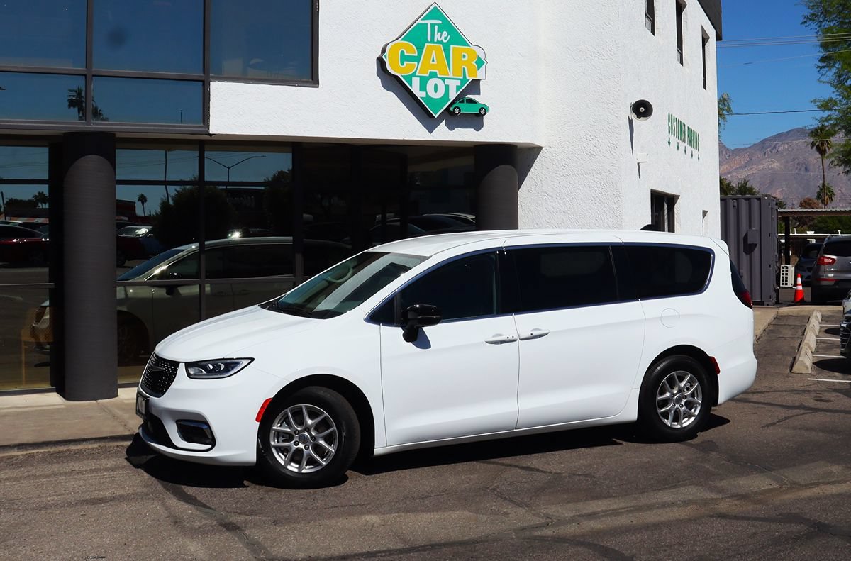 Used 2024 Chrysler Pacifica Touring-L FWD image 4