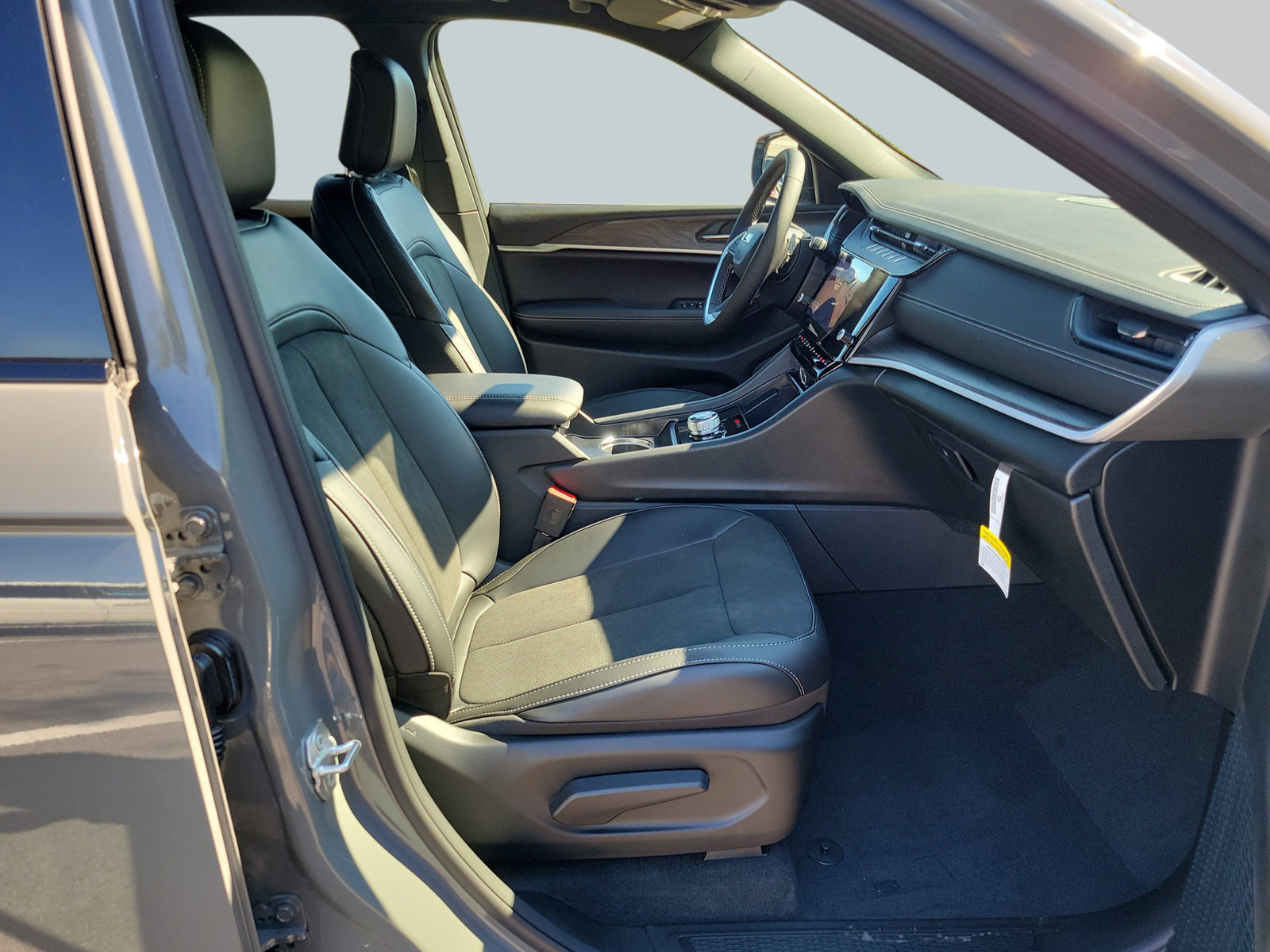 New 2027 Jeep Grand Cherokee Altitude RWD image 37