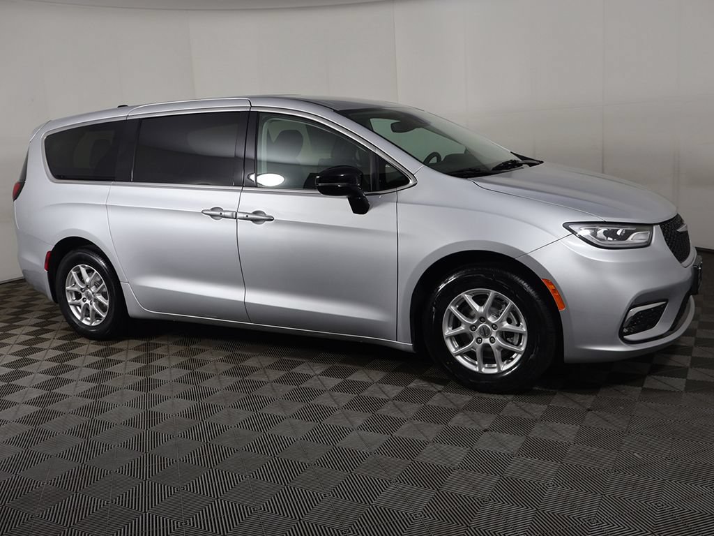 Used 2024 Chrysler Pacifica Touring-L FWD image 19