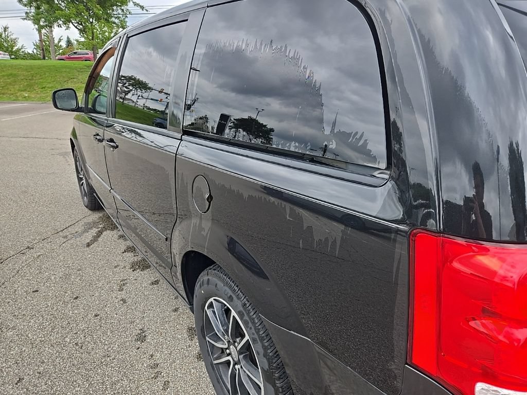 Used 2015 Dodge Grand Caravan R/T w/ Driver Convenience Group FWD image 39