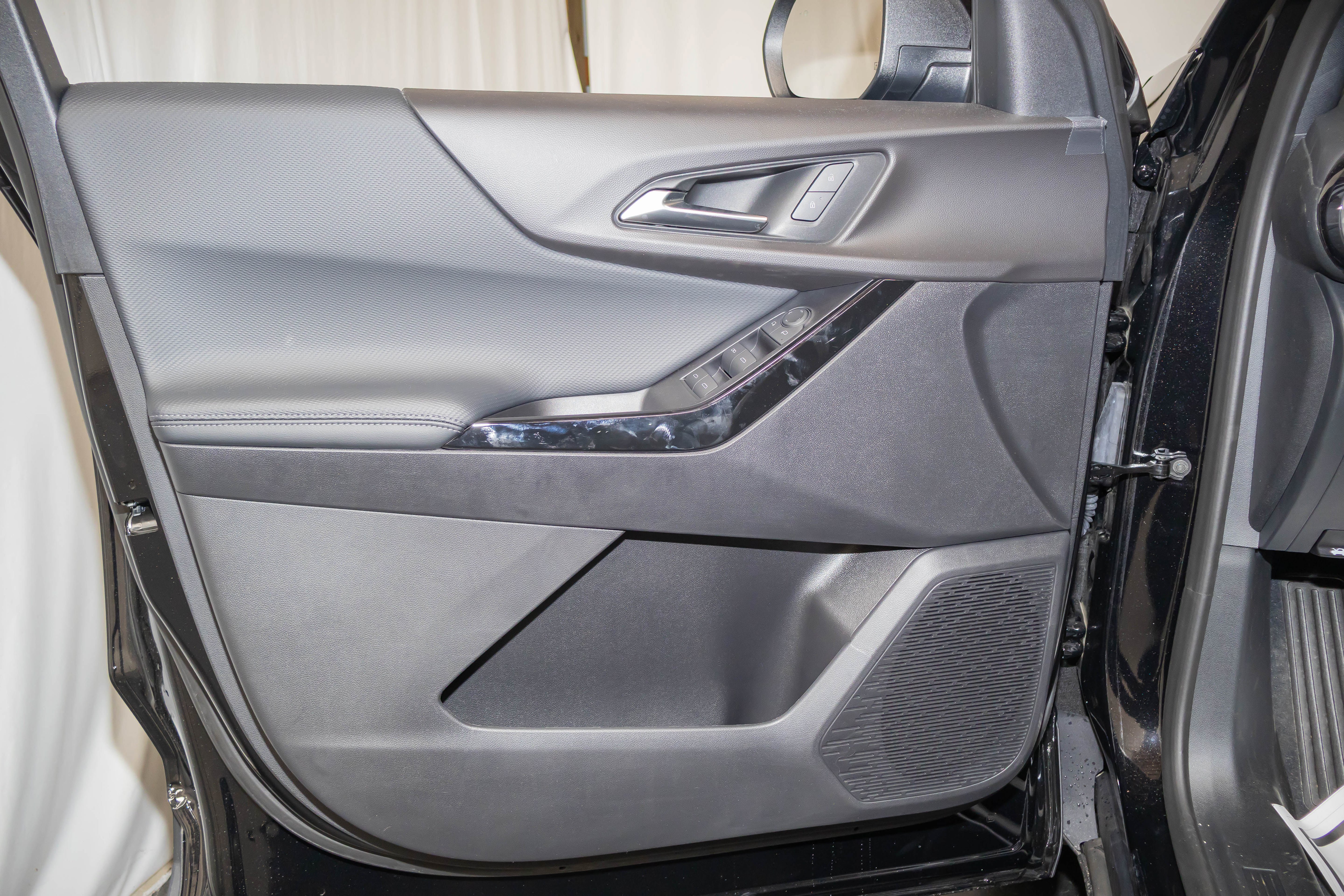 New 2027 Chevrolet Equinox LT w/ Safety and Technology Package FWD image 7