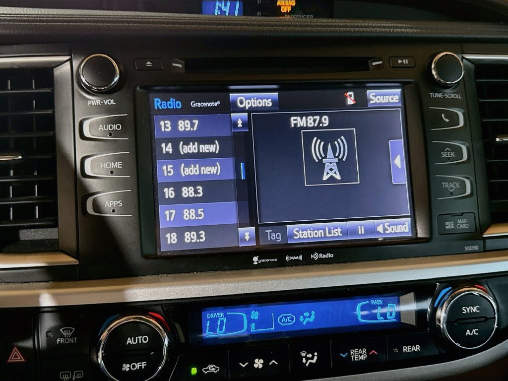 Used 2019 Toyota Highlander XLE FWD image 16