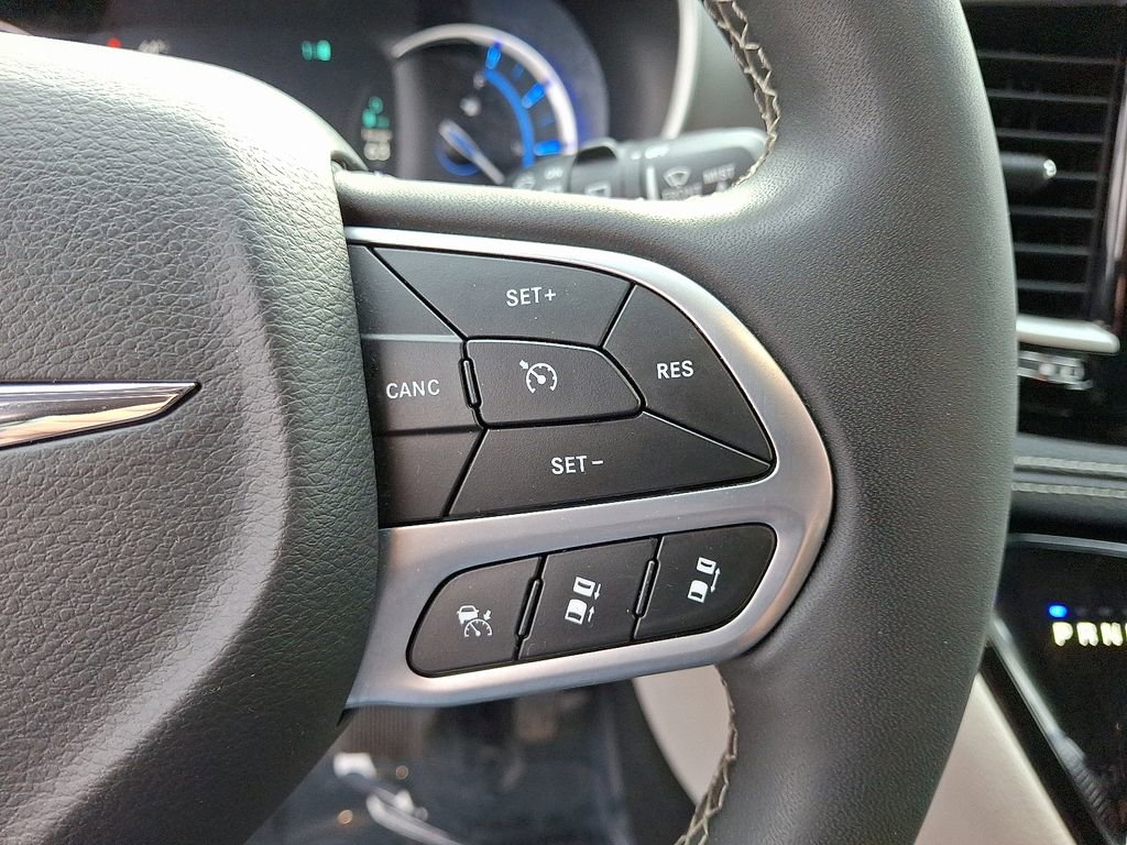 Used 2023 Chrysler Pacifica Touring-L image 22