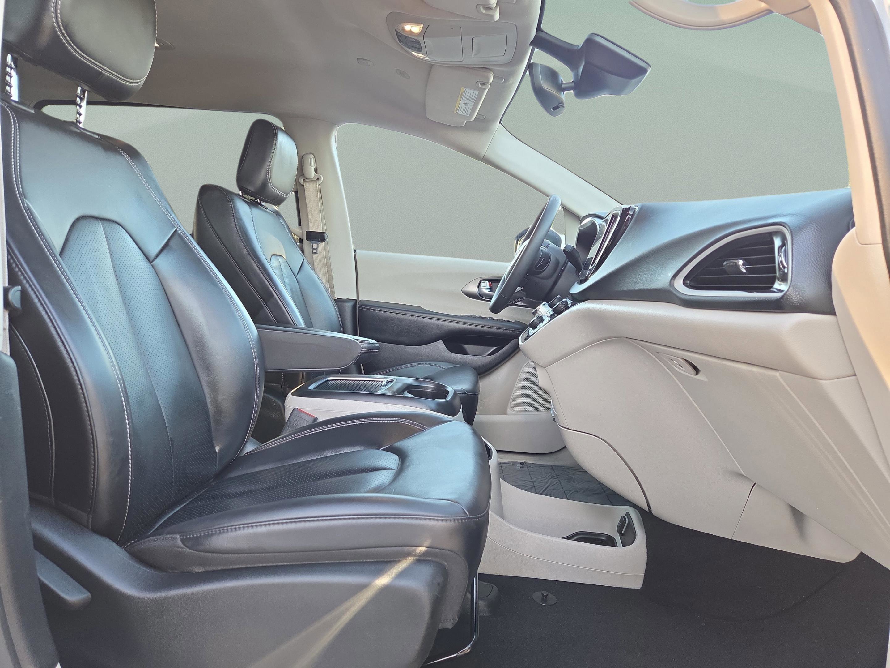 Used 2023 Chrysler Pacifica Touring-L image 36