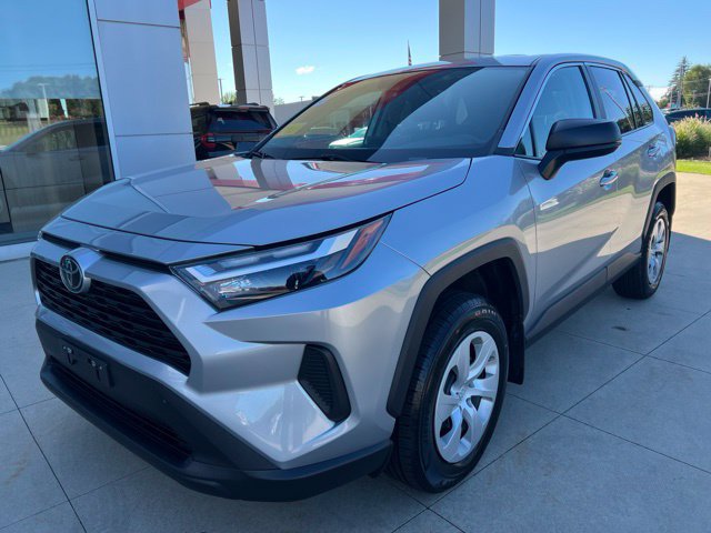 Used 2023 Toyota RAV4 LE AWD/4WD image 3