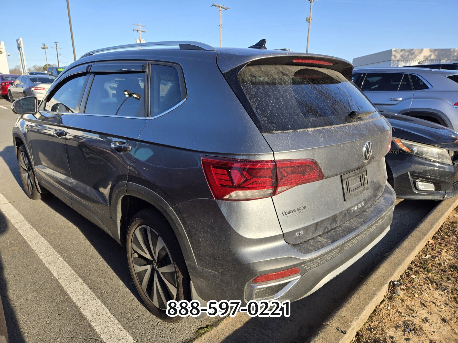 Used 2024 Volkswagen Taos SE w/ Panoramic Sunroof Package image 6