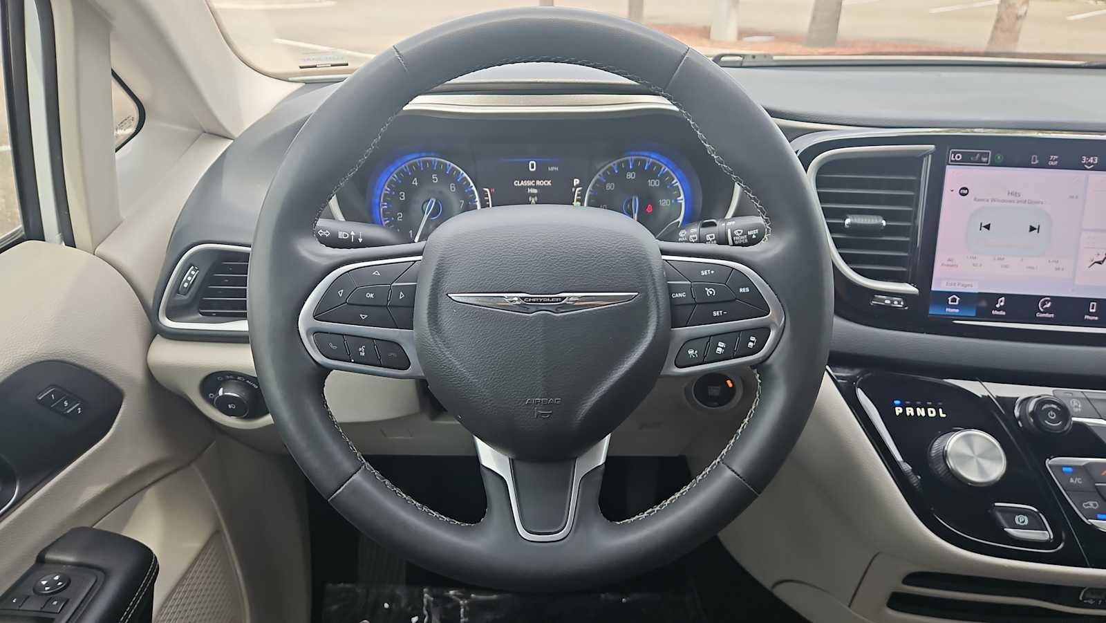 Used 2023 Chrysler Pacifica Touring-L image 11