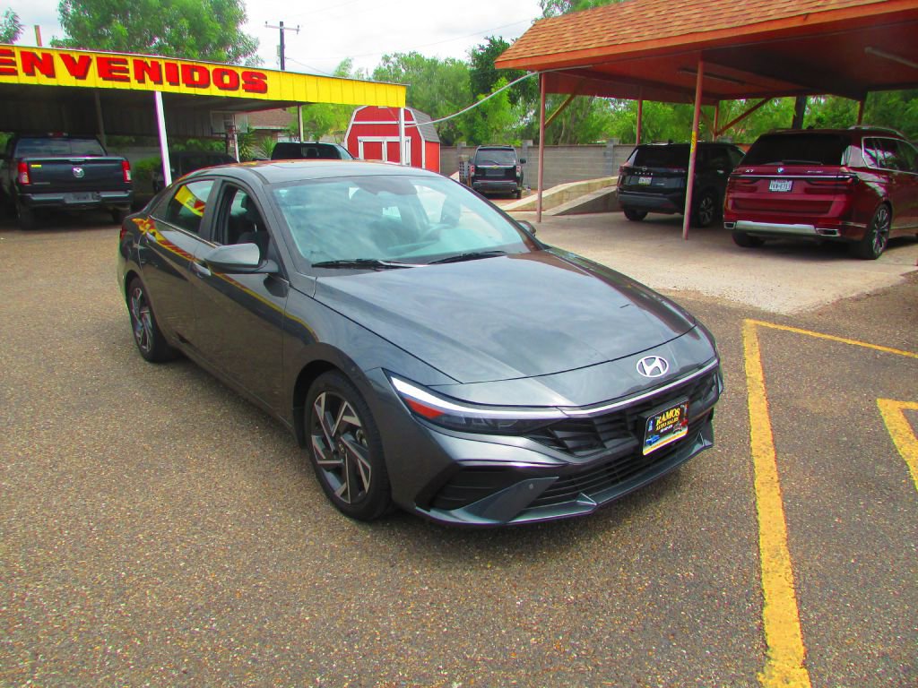 Used 2024 Hyundai Elantra SEL w/ Convenience Package image 3