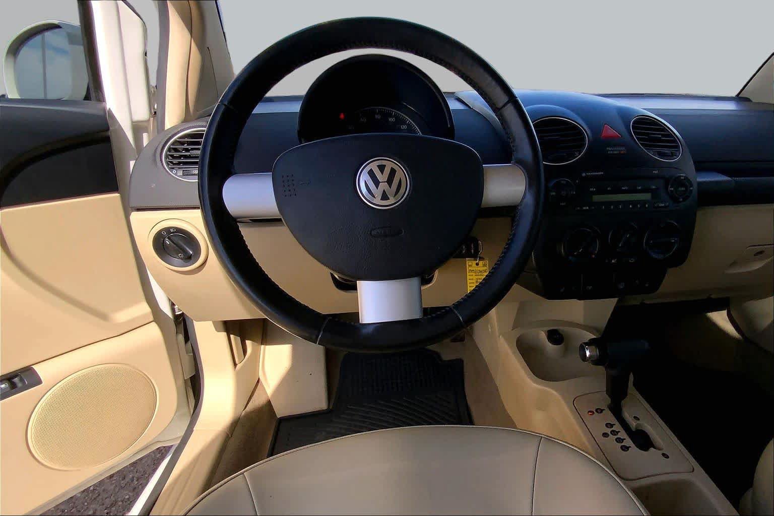 Used 2010 Volkswagen Beetle Coupe FWD image 5