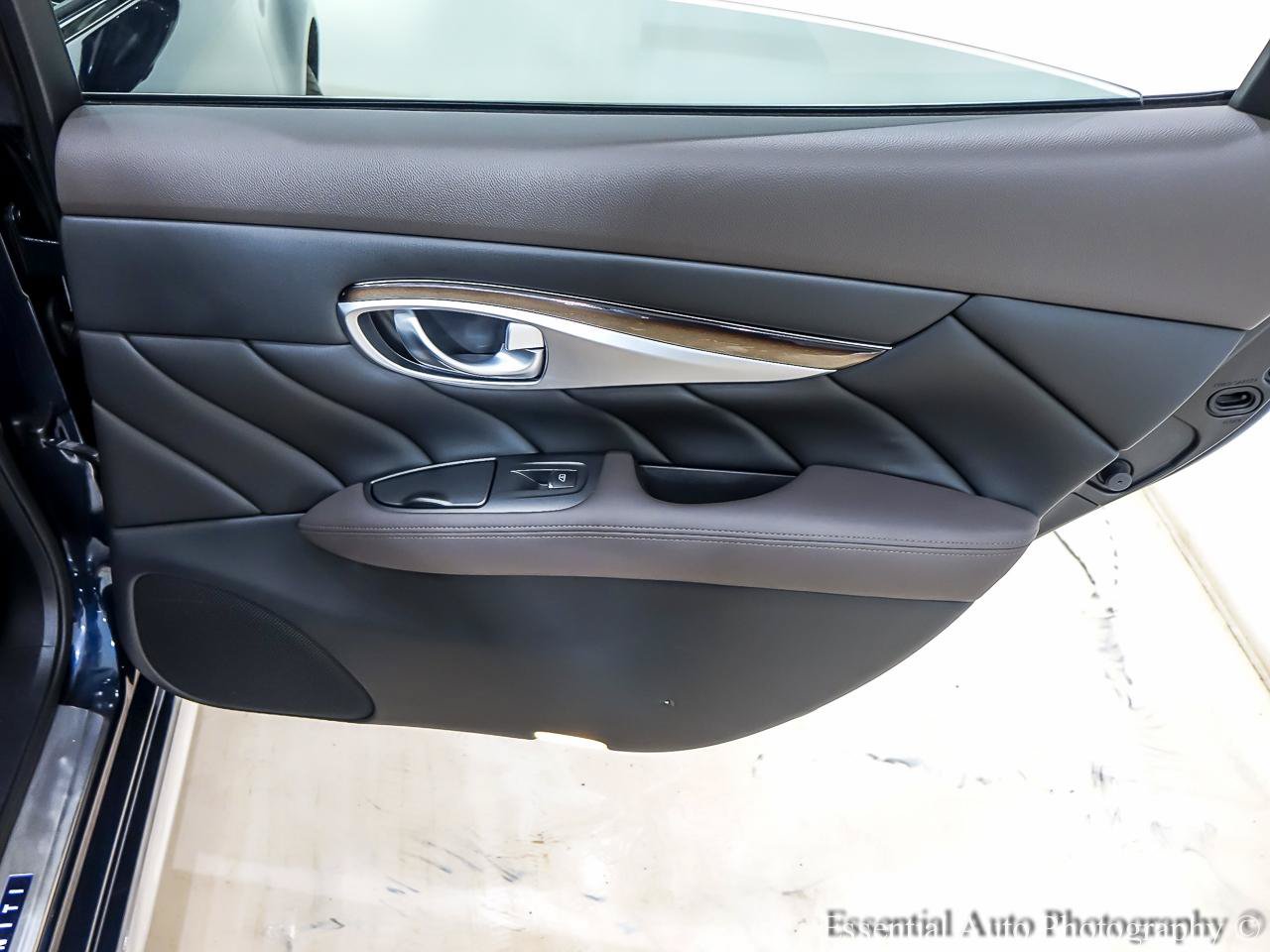 Used 2015 INFINITI Q70 L 3.7 w/ Deluxe Touring Package AWD/4WD image 32
