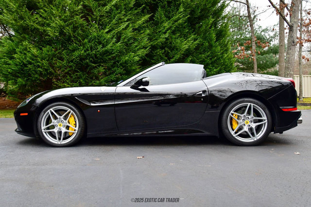Used 2016 Ferrari California T RWD image 3