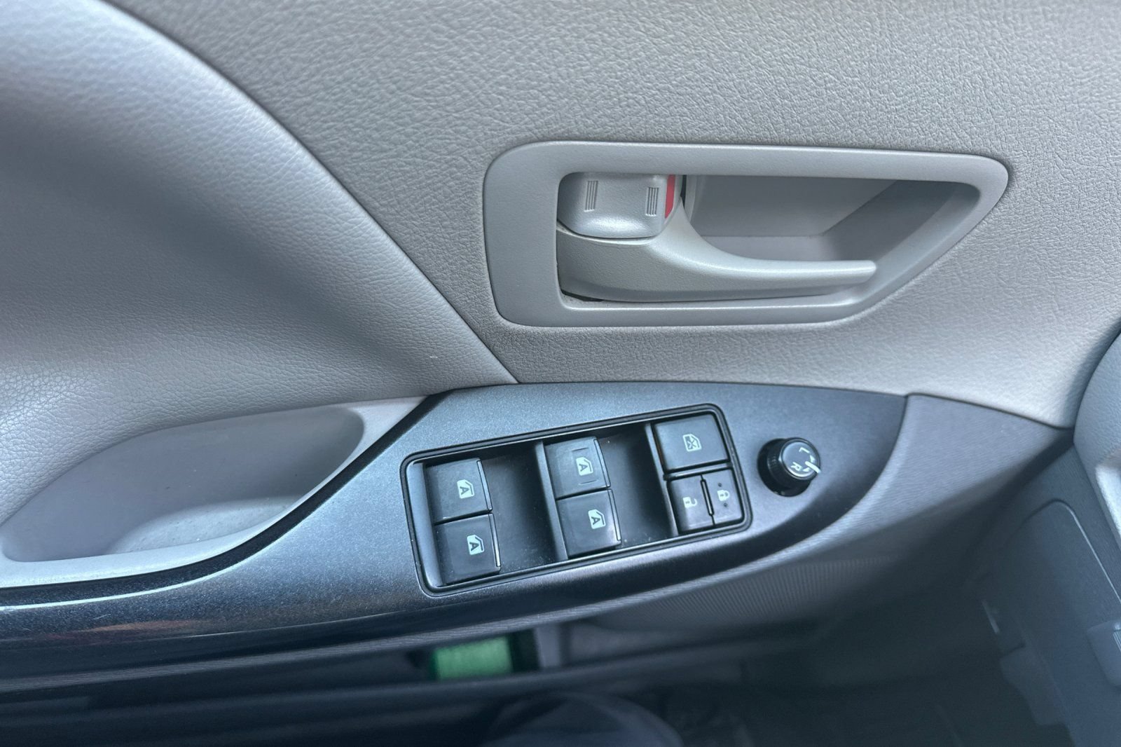 Used 2019 Toyota Sienna L FWD image 8