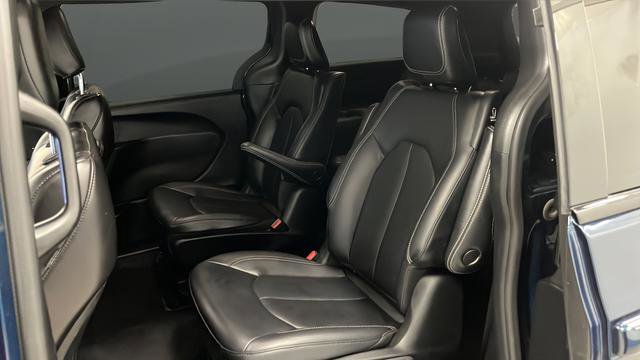 Used 2024 Chrysler Pacifica Select image 23