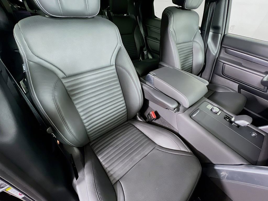 Used 2025 Land Rover Discovery Metropolitan Edition image 31