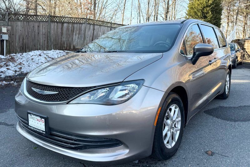 Used 2017 Chrysler Pacifica Touring FWD image 3