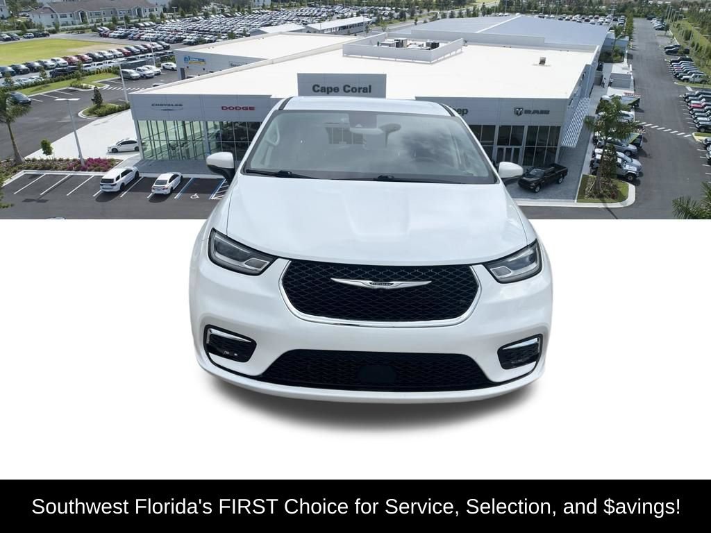 Used 2023 Chrysler Pacifica Touring-L FWD image 2